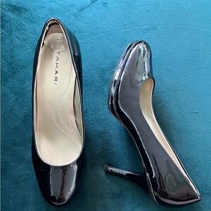 Tahari Black Patent Leather Round Toe Pumps with Gold Metal Heel Detail Size 7.5